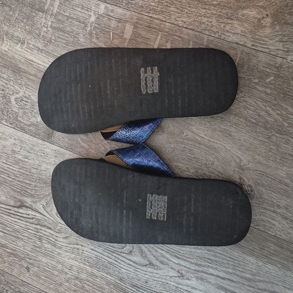 Blue flip flops, yellow box - Picture 2 of 3